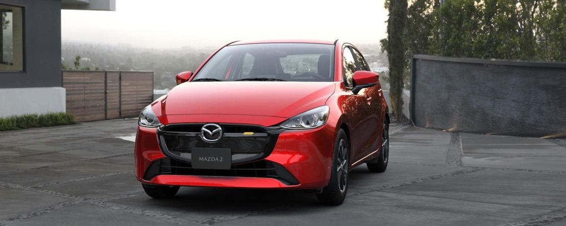 Mazda 2 Hatchback 2024 en México - color rojo, nuevo frente con parrilla en color negro