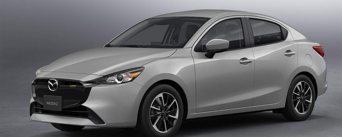 Mazda 2 sedán 2024 en México - Color Blanco aperlado mica con renovado diseño exterior, parte lateral derecha y frontal