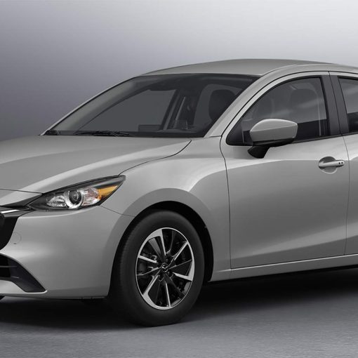 Mazda 2 sedán 2024 en México - Color Blanco aperlado mica con renovado diseño exterior, parte lateral derecha y frontal