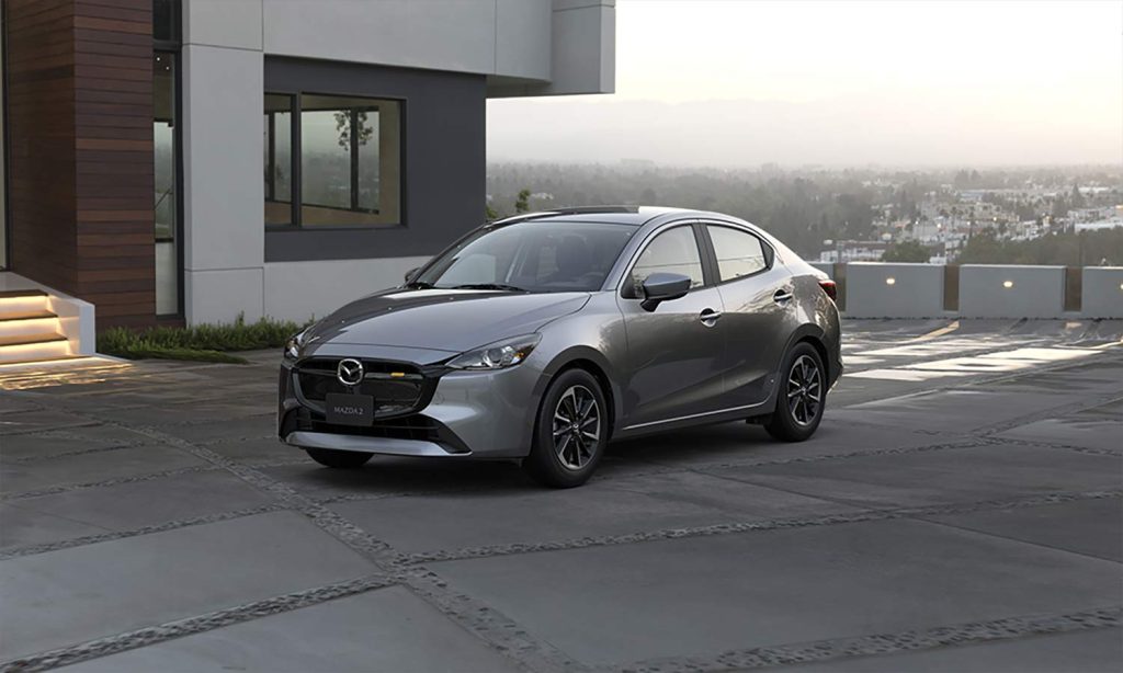 Mazda 2 sedán 2024 en México - color Gris aero, diseño exterior parte frontal y lateral con nuevos rines bitono deportivos de 16" en aluminio
