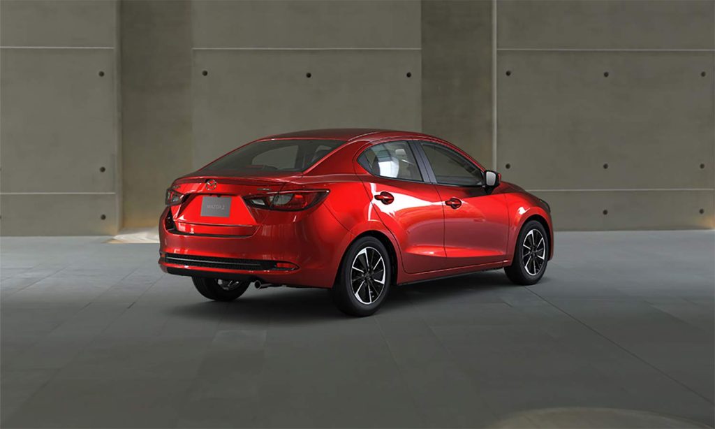 Mazda 2 sedán 2024 en México - color rojo diseño exterior parte trasera