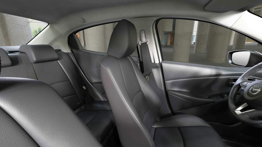 Mazda 2 sedán 2024 en México - interiores, asientos en piel sintética