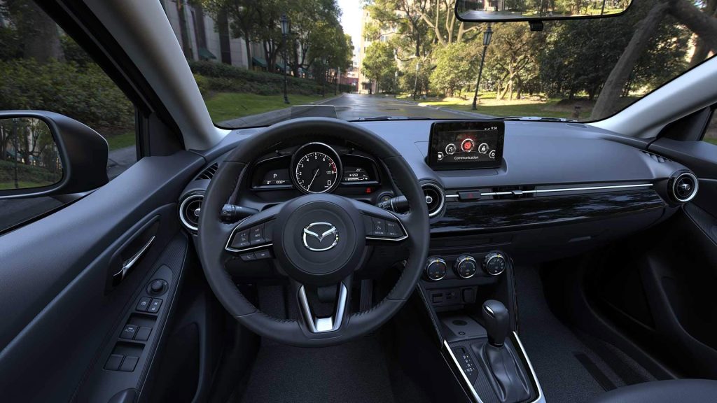 Mazda 2 sedán 2024 en México - interiores, volante, pantalla, consola centrar y palanca de velocidades