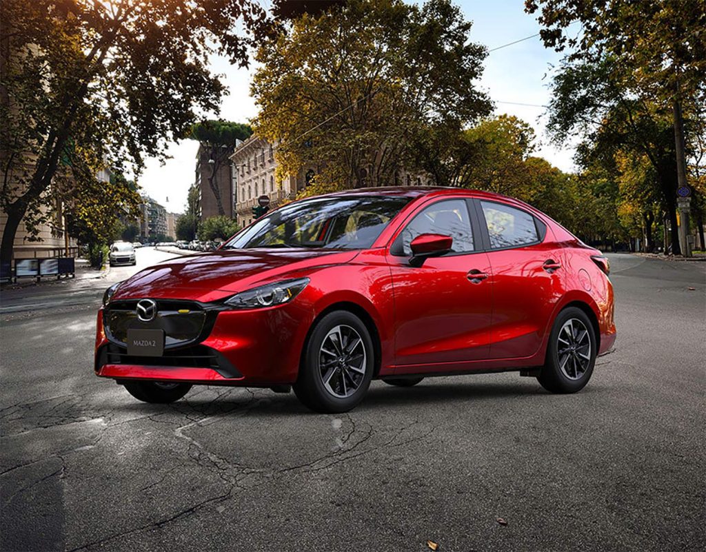 Mazda 2 sedán 2024 en México - Color rojo con renovado diseño exterior