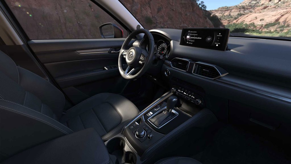 Mazda CX-5 2024 en México, interior, palanca de cambios, sistema de aire acondicionado automático, consola central, volante, pantalla de 10 pulgadas y más