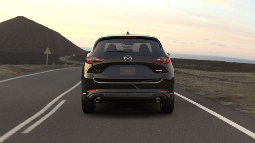 Mazda CX-5 2024 en México - color negro en carretera, diseño exterior trasero
