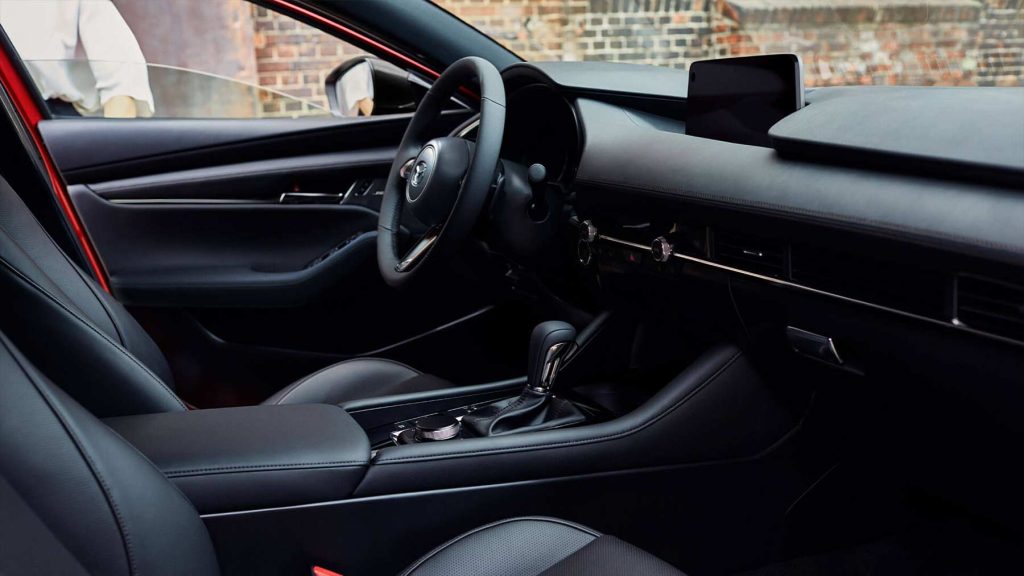 Mazda 3 Hatchback 2024 en México - interiores, volante con controles y Paletas de cambios (Paddle shifts)