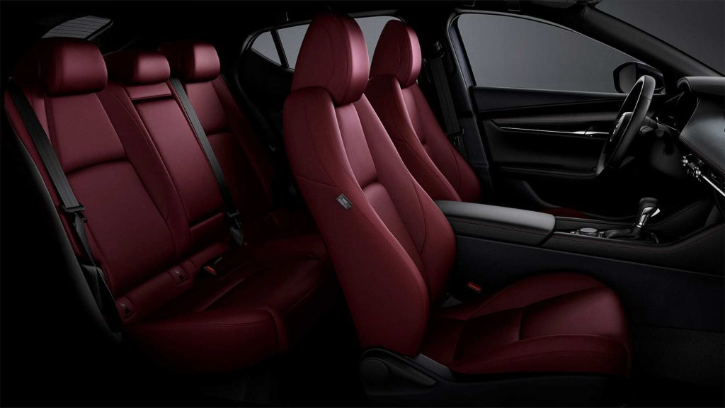 Mazda 3 Hatchback 2024 en México - interiores, asientos en color rojo