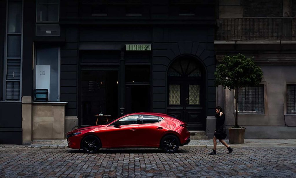 Mazda 3 Hatchback 2024 en México - exterior color rojo estacionado