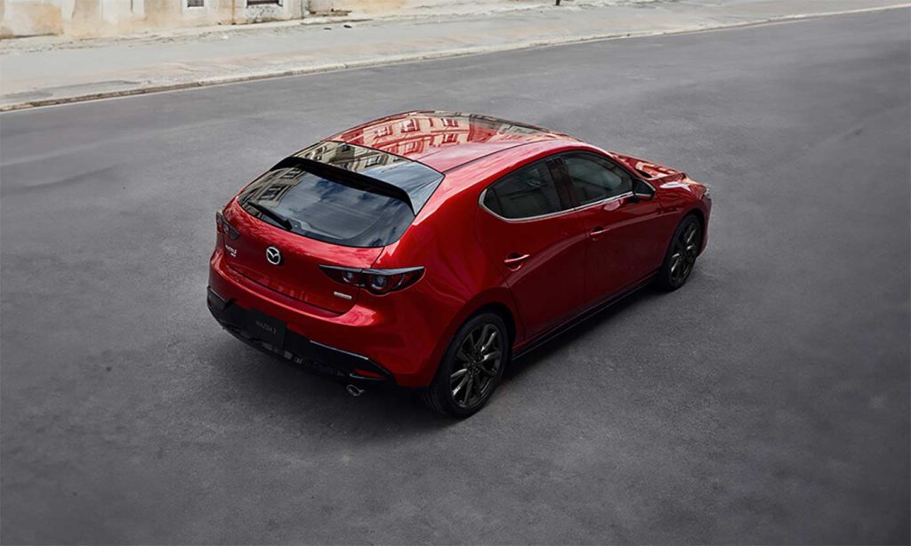 Mazda 3 Hatchback 2024 en México - exterior color rojo estacionado vista posterior aérea