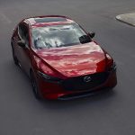 Mazda 3 Hatchback 2024 en México - exterior color rojo estacionado vista frontal aérea, quemacocos