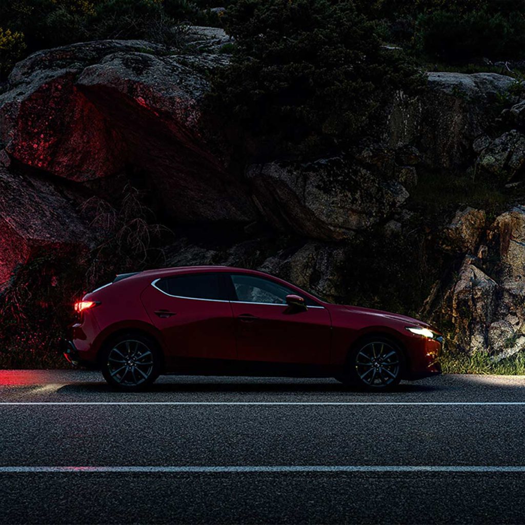 Mazda 3 Hatchback 2024 en México - exterior color rojo estacionado, lateral derecho