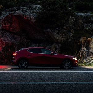 Mazda 3 Hatchback 2024 en México - exterior color rojo estacionado, lateral derecho