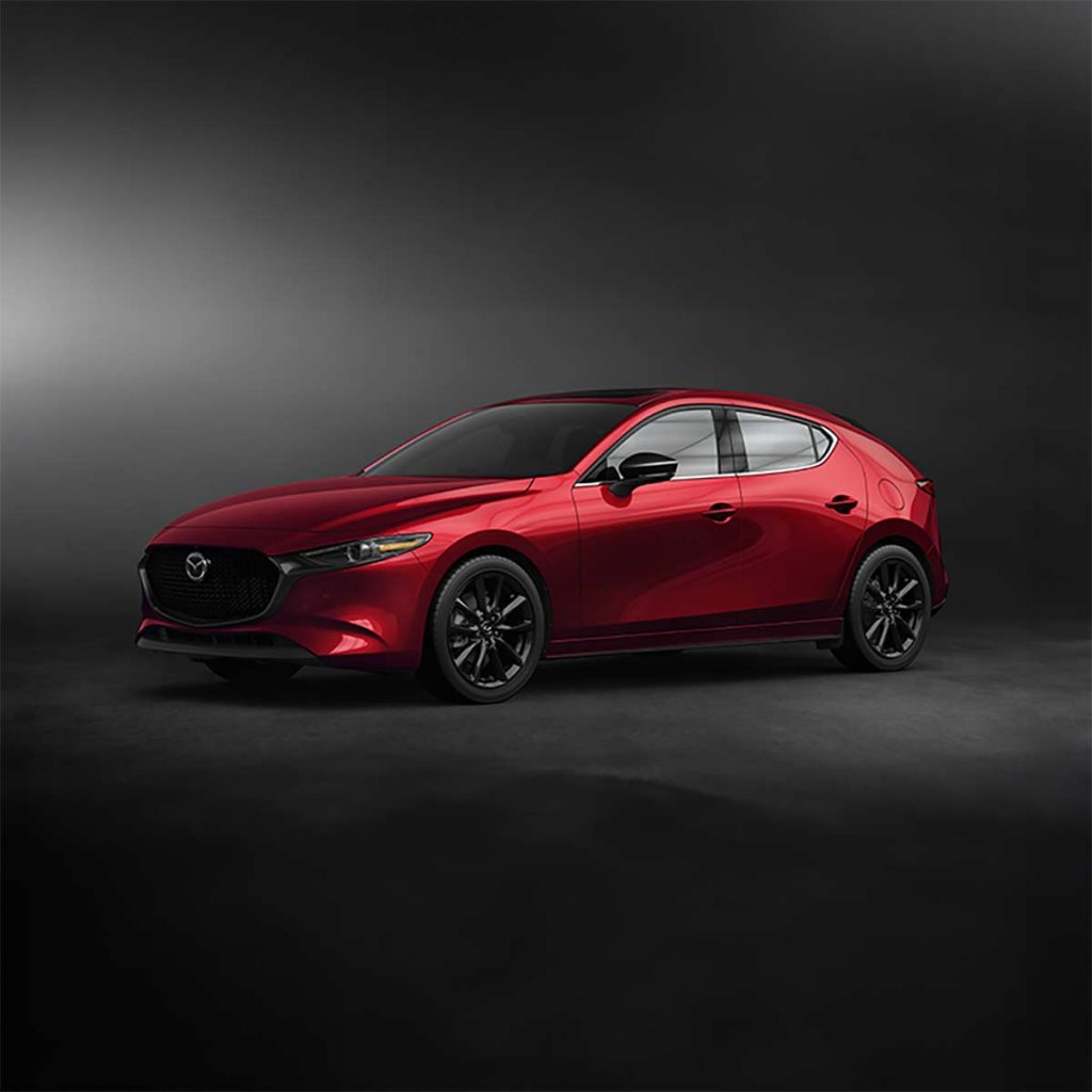 Mazda 3 Hatchback 2024 en México - exterior color rojo estacionado, lateral izquierdo con rines de 18" color negro