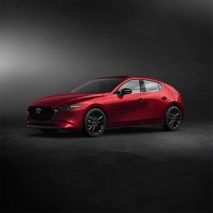 Mazda 3 Hatchback 2024 en México - exterior color rojo estacionado, lateral izquierdo con rines de 18" color negro