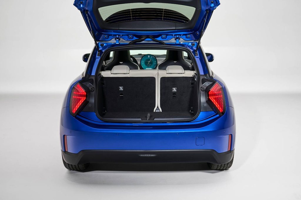 MINI Cooper eléctrico 2024 - color azul cajuela o puerta trasera abierta