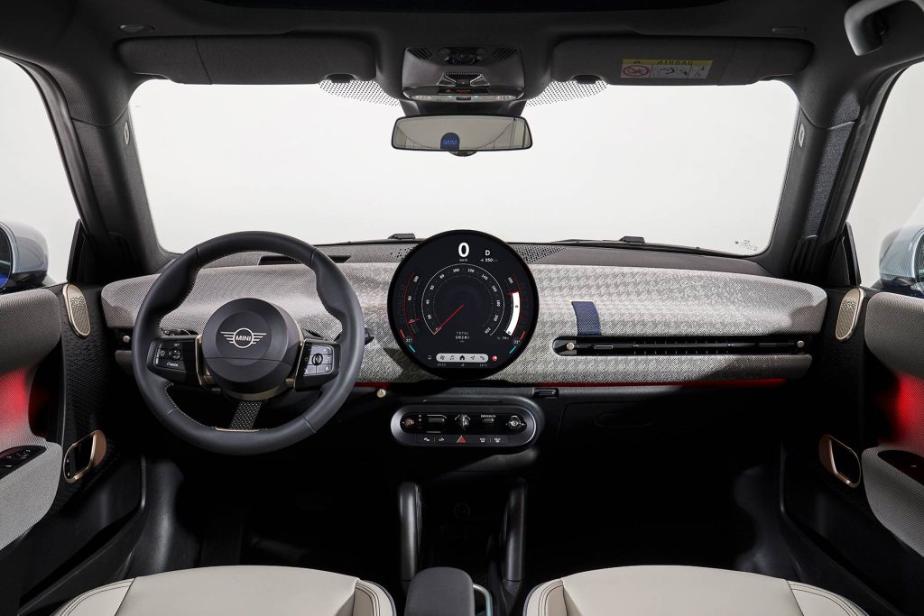 MINI Cooper eléctrico 2024 - interiores minimalistas