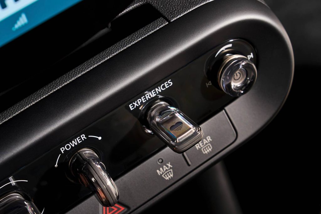 MINI Cooper eléctrico 2024 - interiores, controles y aire