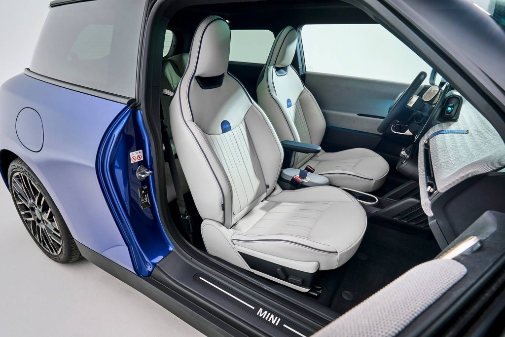 MINI Cooper eléctrico 2024 - interiores, asientos frontales