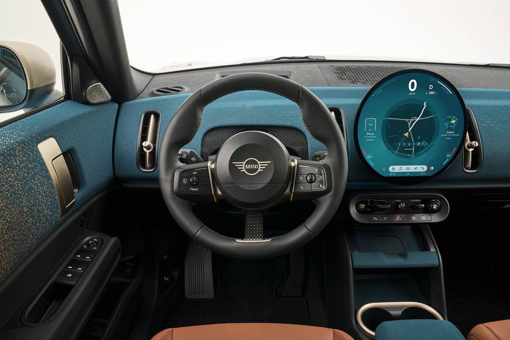 MINI Countryman eléctrico 2024 - interiores, volante y pantalla redonda con sistema operativo MINI 9