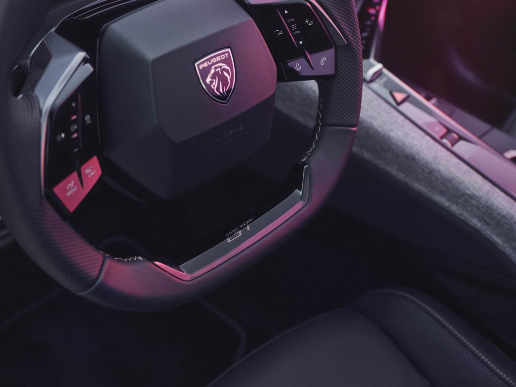 Nuevo Peugeot E-3008 eléctrico - diseño interior: volante deportivo con controles de audio y funciones, control de crucero y paleta de cambios