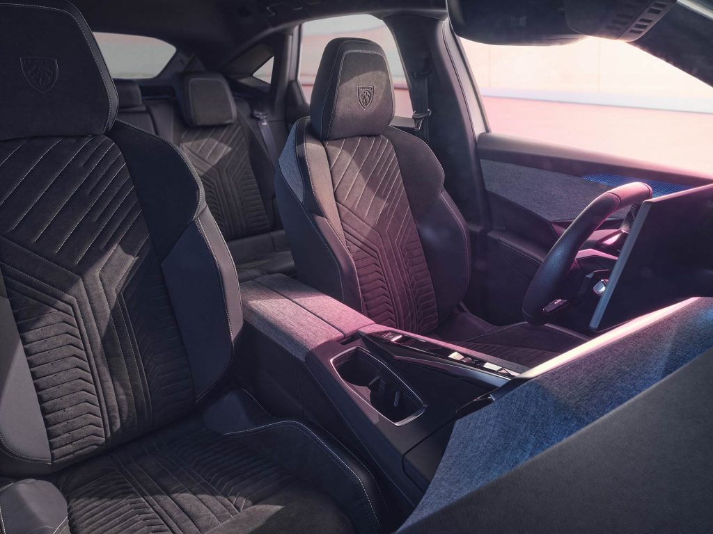Nuevo Peugeot E-3008 eléctrico - diseño interior: amplio espacio, diseño de asientos deportivos