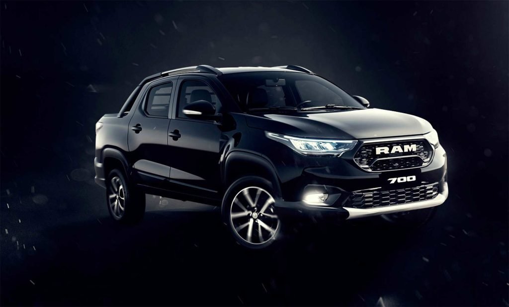 RAM 700 2024 en México - exterior, color negro parte frontal con sistema de faros LED