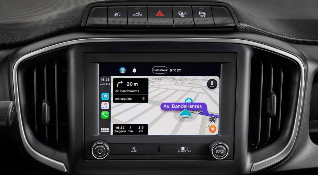 RAM 700 2024 en México - interiores, pantalla con Android Auto y Apple CarPlay con app de navegación Waze