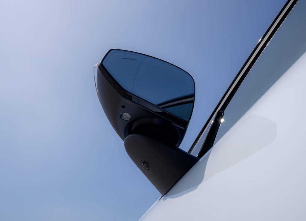 Volvo EX30 2024 en México, color blanco - exterior, espejos laterales