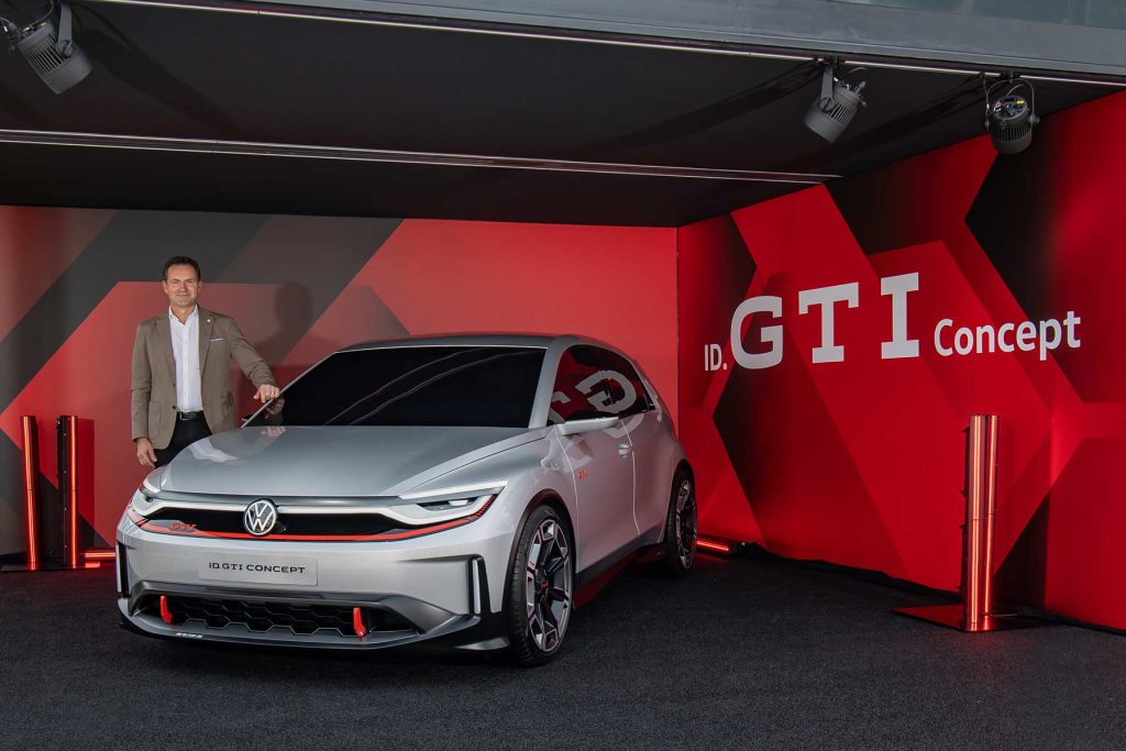 Volkswagen ID. GTI Concept en su presentación por parte del CEO del Grupo Volkswagen Oliver Blume