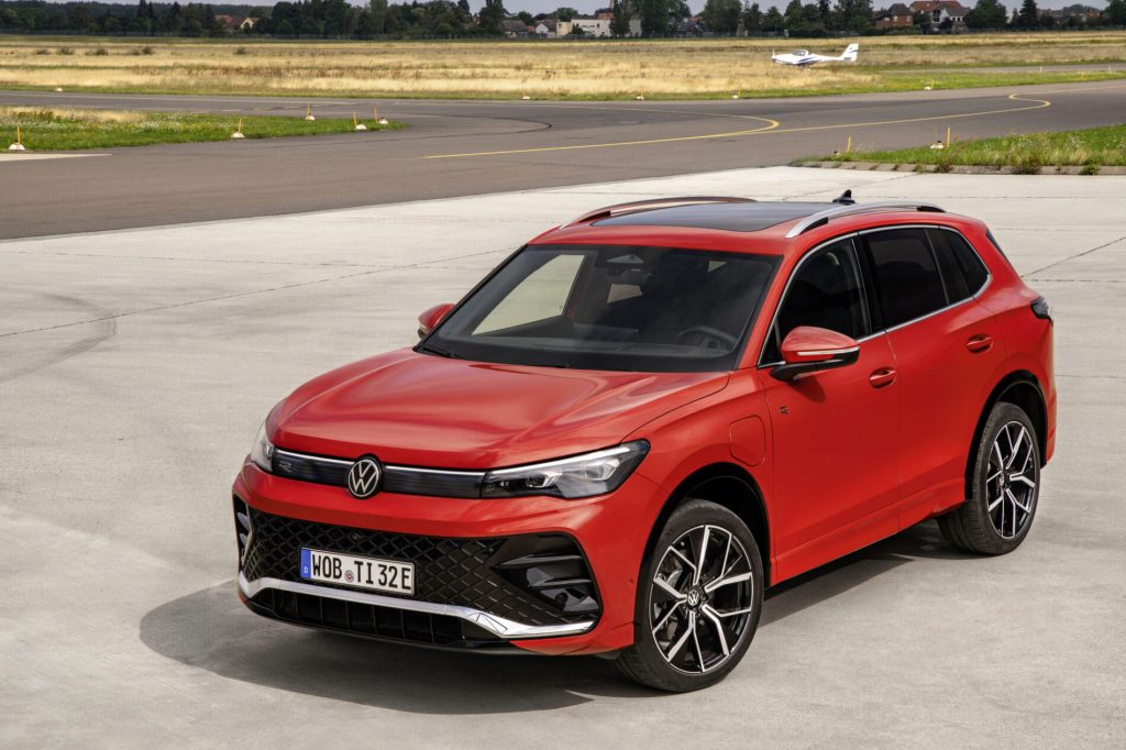 Volkswagen Tiguan 2025 color roja - versión híbrida - eHybrid - nuevo diseño exterior