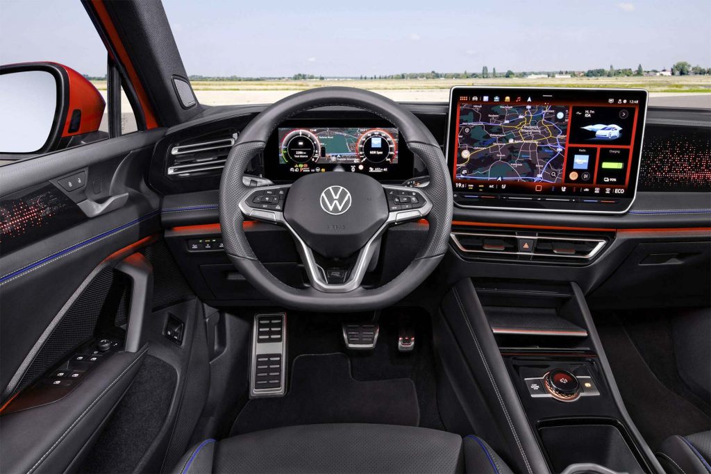 Volkswagen Tiguan 2025 color roja - interiores, volante, pantallas amplias
