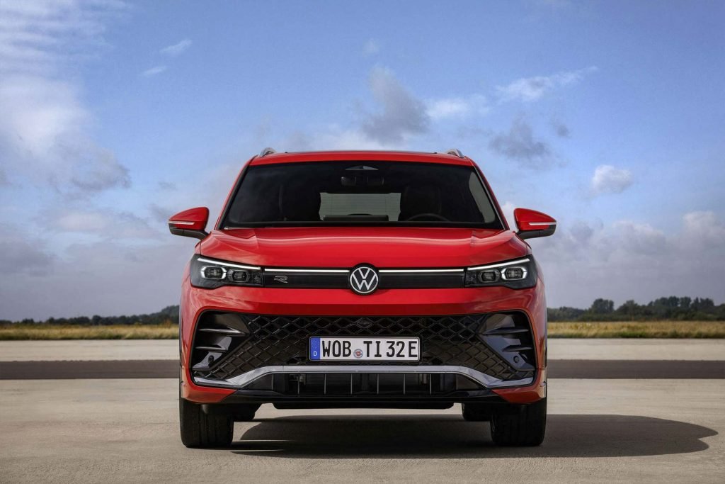 Volkswagen Tiguan 2025 color roja - versión híbrida - frente con diseño moderno