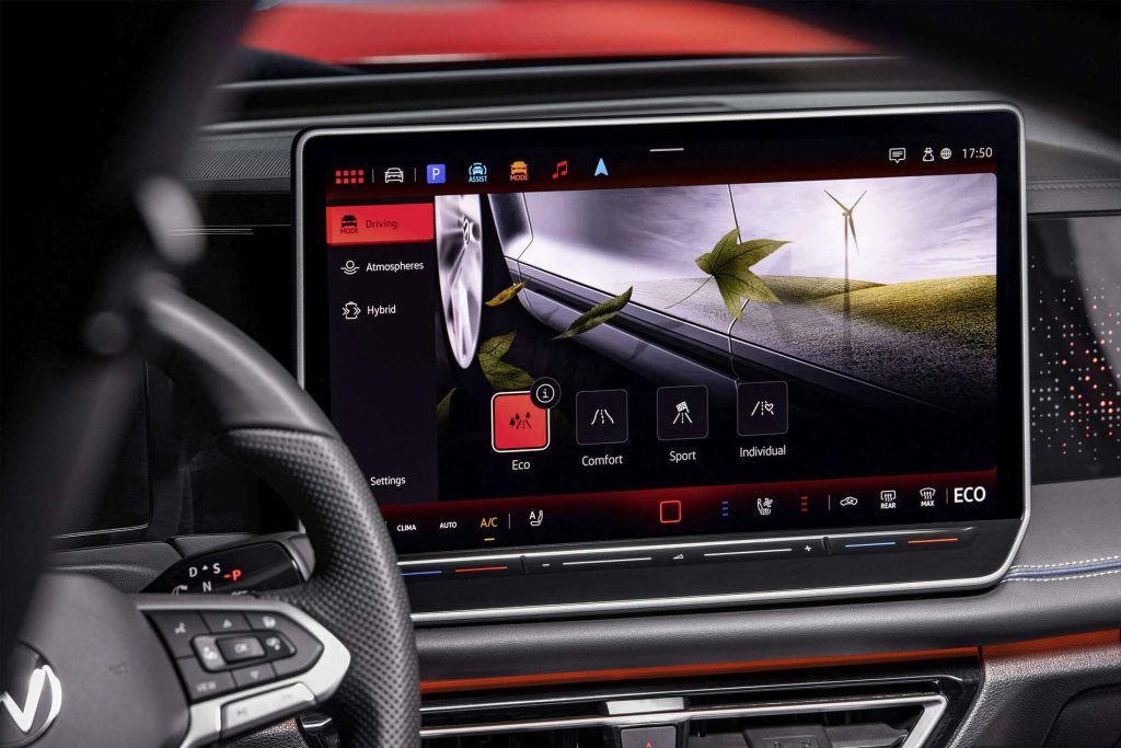 Volkswagen Tiguan 2025 color roja - pantalla de infoentretenimiento o infoteiment
