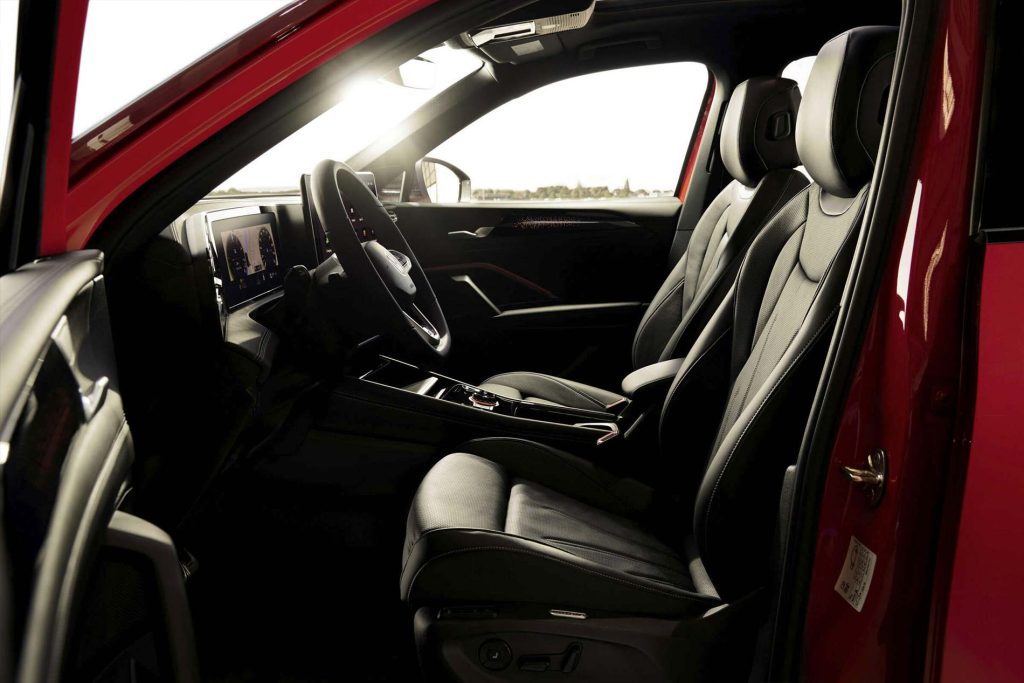 Volkswagen Tiguan 2025 color roja - interiores con acabados de lujo, asientos en piel