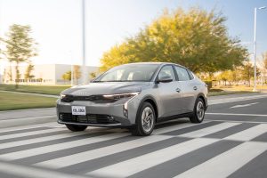 Kia K3 Sedán 2024 en México - Exterior, cruzando en calle