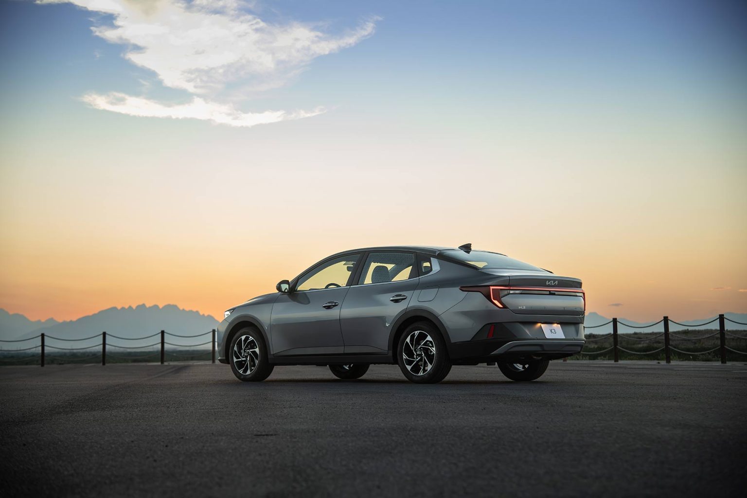 Kia K3 Sedán 2024 en México Exterior, parte posterior y lateral en atardecer Autos Actual México