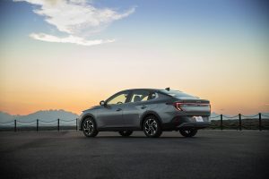 Kia K3 Sedán 2024 en México - Exterior, parte posterior y lateral en atardecer