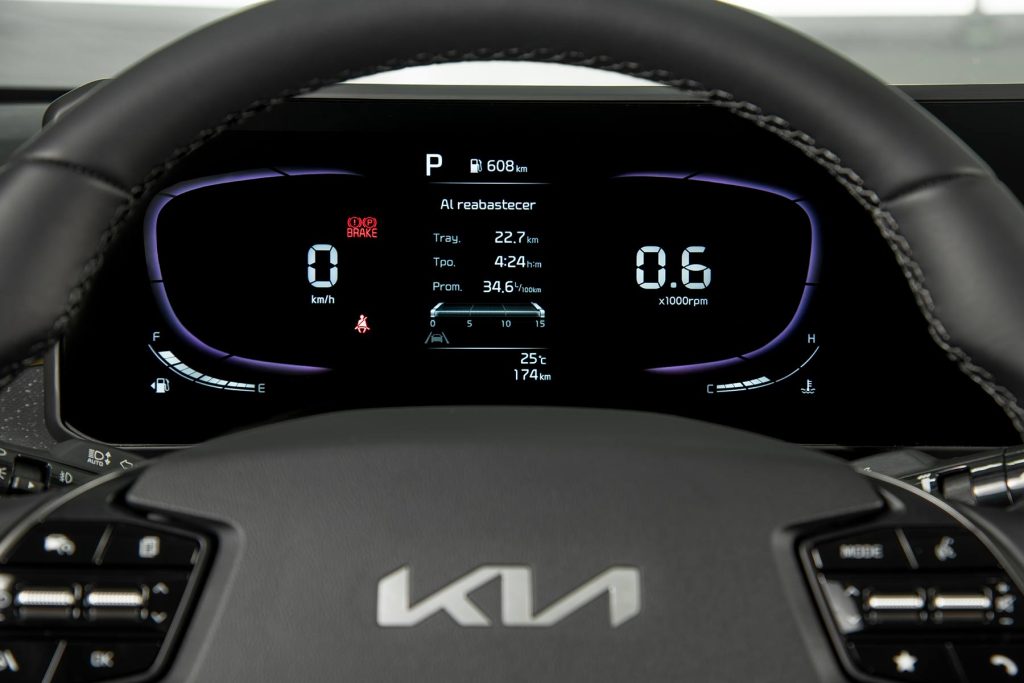 Kia K3 Sedán 2024 en México - Interior, tablero, pantalla digital de información, clúster con velocímetro y tacómetro
