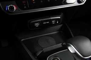 Kia K3 Sedán 2024 en México - Interior, tablero, entradas USB C, cargador