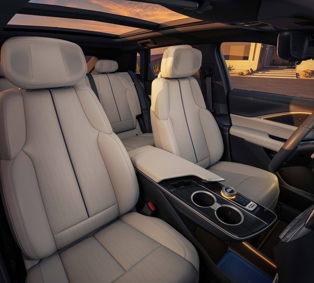 Cadillac LYRIQ 2024 en México, la SU 100% eléctrica: diseño interior, asientos frontales en color perla o blanco, techo panorámico