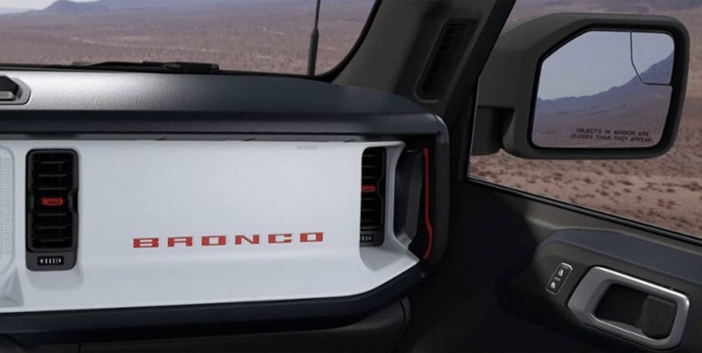 Ford Bronco Heritage 2023 en México, interior, tablero con emblema Bronco, color negro, blanco y rojo