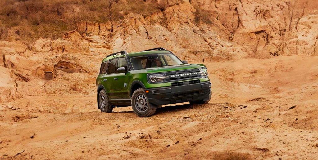 Ford Bronco Sport Black Diamond 2023 en México - diseño exterior color verde, frente y lateral en terreno difícil