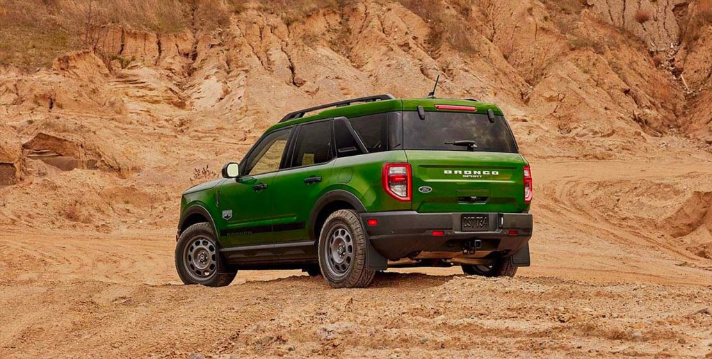 Ford Bronco Sport Black Diamond 2023 en México - diseño exterior color verde, posterior y lateral en terreno difícil