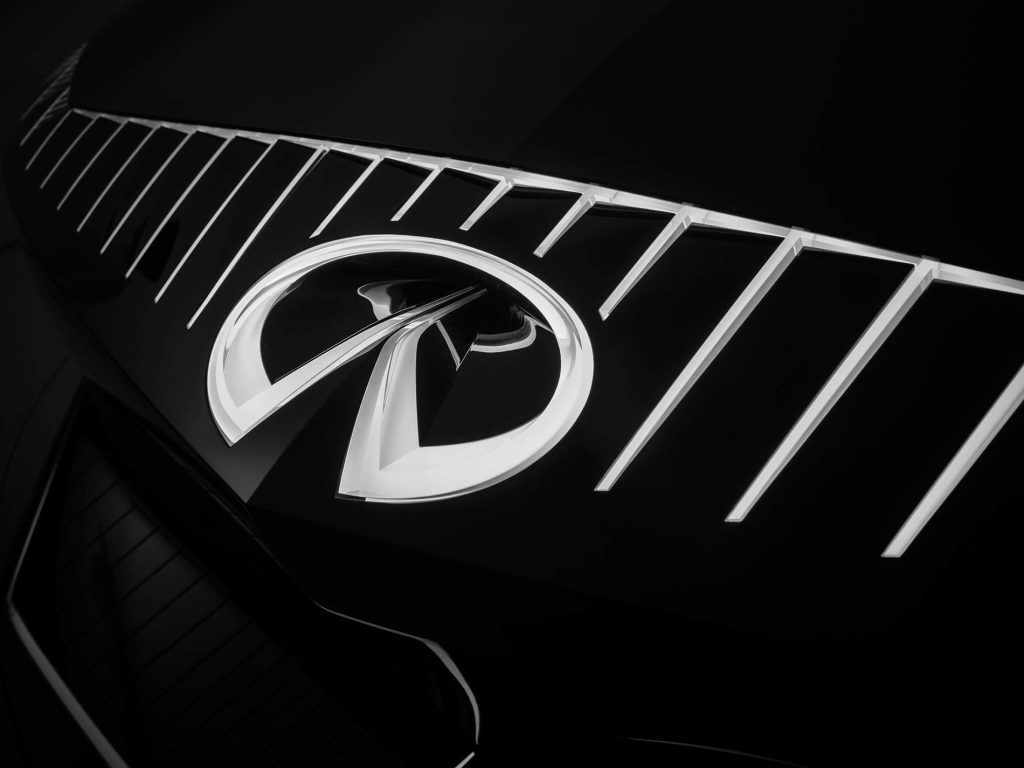 Infiniti Vision Qe concept - primer auto eléctrico de la marca - diseño exterior, emblema de la marca iluminado