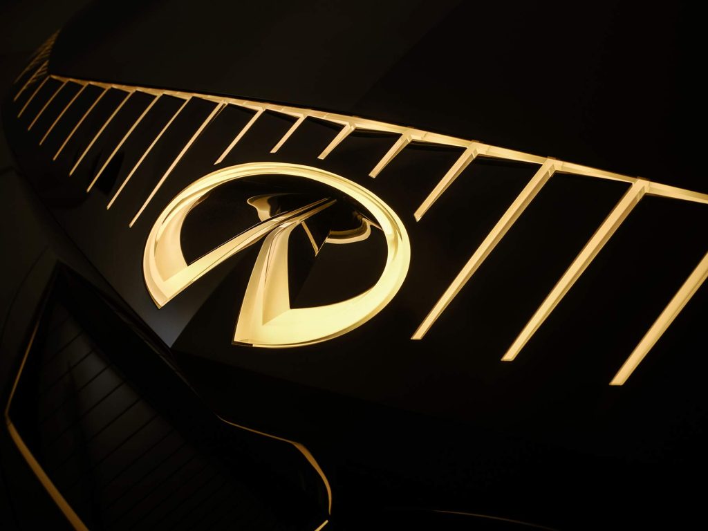 Infiniti Vision Qe concept - primer auto eléctrico de la marca - diseño exterior, emblema de la marca iluminado color oro