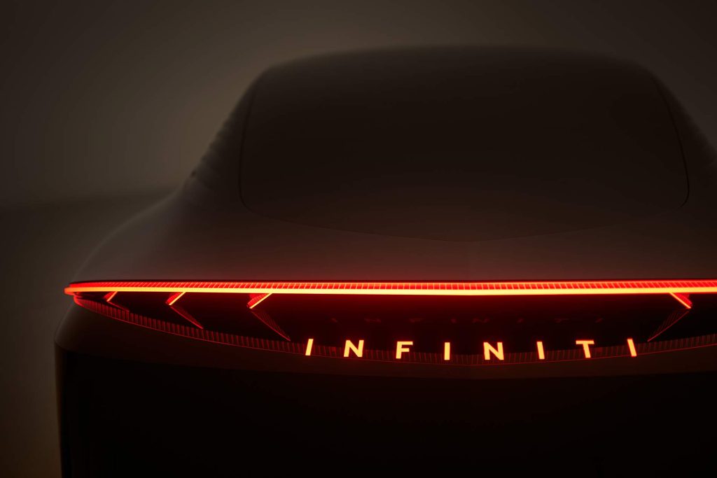 Infiniti Vision Qe concept - primer auto eléctrico de la marca - diseño exterior, parte posterior iluminación y logotipo del auto, emblema iluminnado