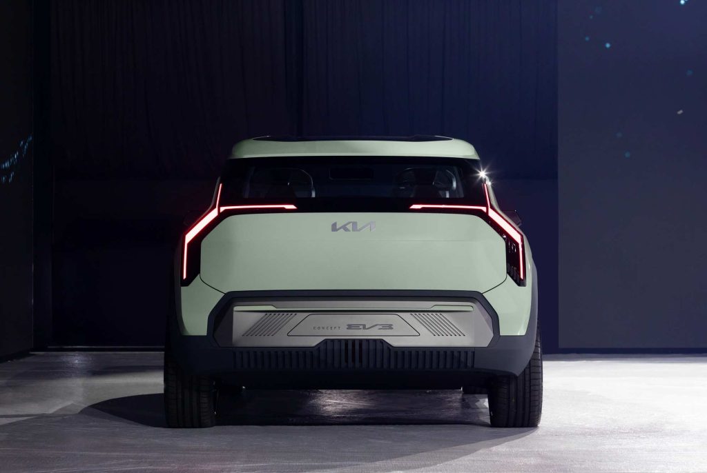 Kia Concept EV3 en el KIA EV Day - exterior color verde parte posterior, faros LED