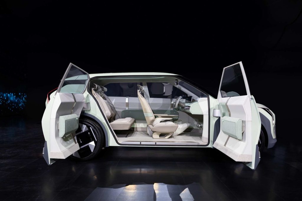 Kia Concept EV3 en el KIA EV Day - exterior color verde parte lateral y puertas abiertas