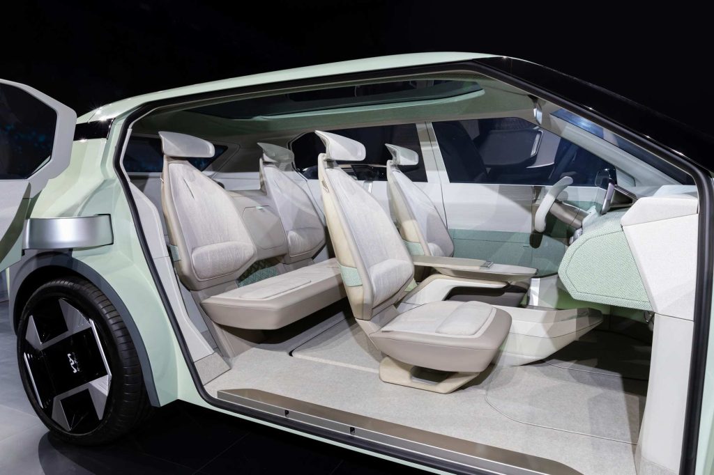 Kia Concept EV3 en el KIA EV Day - interior con puertas abiertas, asientos y acabados